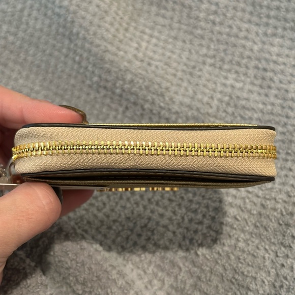 Michael Kors- REED 35S4G6RM6M VANL/PLGOLD MD BELTED BUCKT MSGR - NWT - Picture 13 of 16